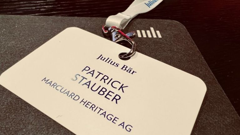 Eine Gruppe von Fachleuten traf sich bei einer Veranstaltung mit Blick auf die Skyline von Zürich, um über Innovationen und Technologien im Finanzsektor zu diskutieren