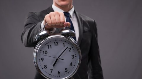 Uhr, die den Übergang von der Sommer- zur Winterzeit anzeigt und den Gewinn einer zusätzlichen Stunde symbolisiert.