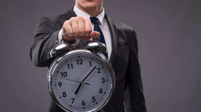 Uhr, die den Übergang von der Sommer- zur Winterzeit anzeigt und den Gewinn einer zusätzlichen Stunde symbolisiert.
