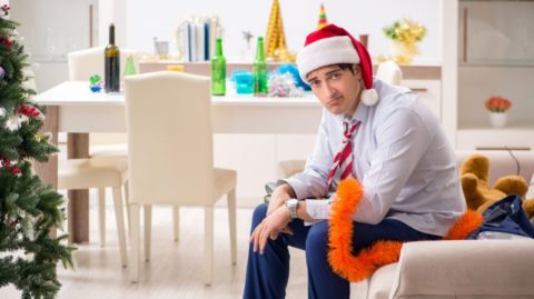 Inspirierendes Bild, das eine festliche Feiertagsszene mit einem Planer und einem Stift zeigt und das Setzen von Zielen für persönliches und Kundenwachstum im neuen Jahr symbolisiert