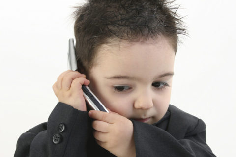 Ein unabhängiger Vermögensverwalter, der Markttrends auf einem digitalen Bildschirm analysiert und seine Anpassungsfähigkeit in einer sich verändernden Finanzlandschaft unter Beweis stellt.