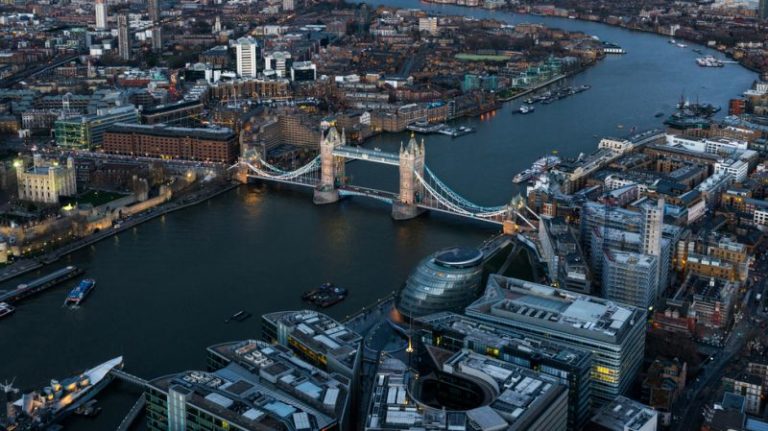Eine malerische Ansicht Londons, die die Entwicklung des Finanzdistrikts widerspiegelt und eine persönliche Reise im Finanzsektor über zwei Jahrzehnte symbolisiert.