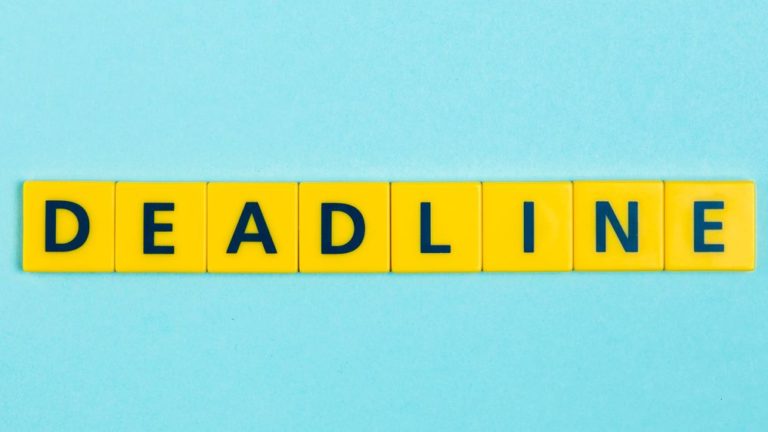 Grafik zur Veranschaulichung der Entwicklung des Begriffs „Deadline“ von den militärischen Ursprüngen bis zum modernen kollaborativen Projektmanagement