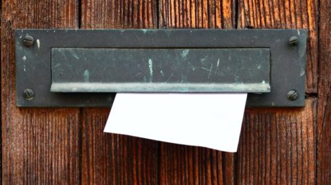 Eine Nahaufnahme einer alten Telex-Maschine mit eingelegtem Band und Tasten zum Drücken