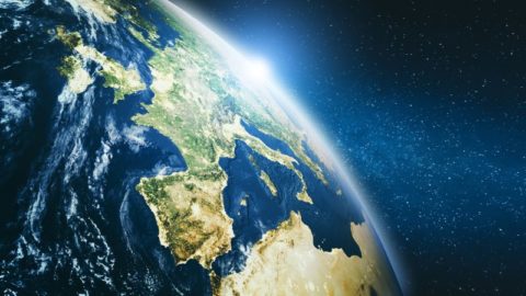 Eine konzeptionelle Illustration, die ein Kreuzungszeichen mit den Bezeichnungen "Europa" und "Neue Märkte" zeigt, symbolisiert den strategischen Wendepunkt für Vermögensverwalter inmitten der wirtschaftlichen Herausforderungen in Europa.