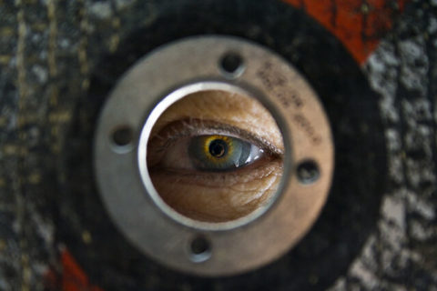 Professionelle Analyse von Vermögensverwaltungsstrategien auf einer digitalen Schnittstelle, die die Komplexität von Finanzplanung und Vermögensverwaltung aufzeigt.