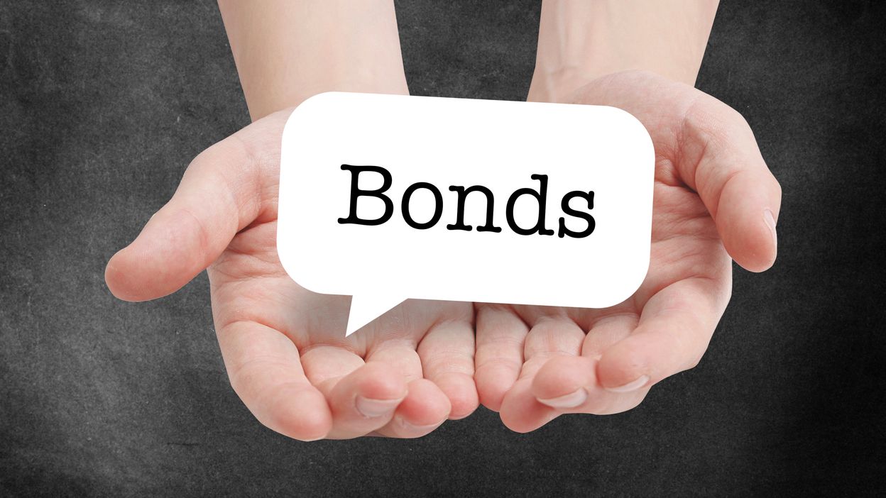 Bond Investment Strategies: Predictability vs. Market Awareness