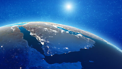 Traditioneller Vermögensverwalter im Gespräch mit einem jungen Kunden im Nahen Osten