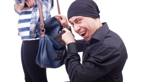 Ein besorgter Kundenbetreuer, der über die versteckten Kosten von Missmanagement bei der Vergütung im Bankwesen nachdenkt.