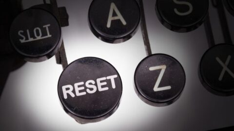 Konzept für ein futuristisches Finanzsystem mit digitalen Währungen, das einen einmaligen AML-Reset für Transparenz und Effizienz darstellt.