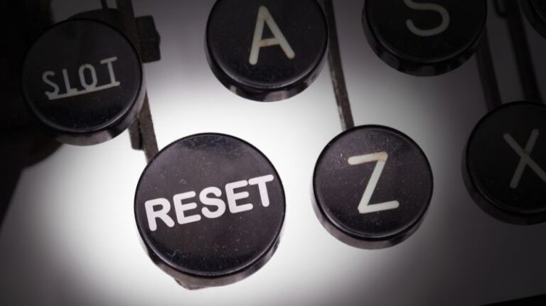 Konzept für ein futuristisches Finanzsystem mit digitalen Währungen, das einen einmaligen AML-Reset für Transparenz und Effizienz darstellt.