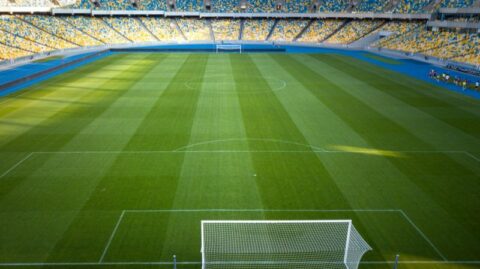 Ein leeres Fußballfeld, das die komplexen Entscheidungen symbolisiert, mit denen sich Kundenbetreuer in der heutigen sich wandelnden Bankenlandschaft auseinandersetzen müssen.