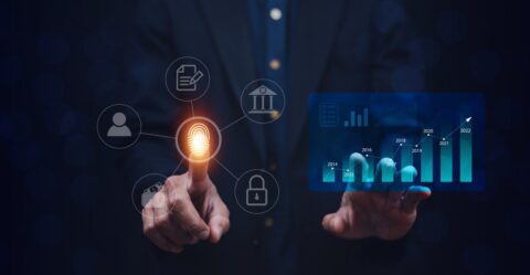 Ein Geschäftsmann, der mit digitalen Symbolen interagiert, die für CRM, Sicherheit und Portfoliomanagement stehen, und ein Diagramm, das Wachstumstrends zeigt.