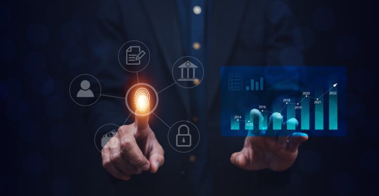 Ein Geschäftsmann, der mit digitalen Symbolen interagiert, die für CRM, Sicherheit und Portfoliomanagement stehen, und ein Diagramm, das Wachstumstrends zeigt.
