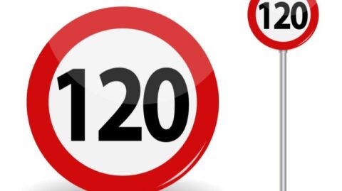 Geschwindigkeitsbegrenzungsschild mit der Anzeige 120 km/h, das die Auswirkungen rückwirkender Vorschriften auf die Regulierung und die Einhaltung der Vorschriften symbolisiert.