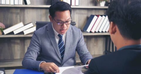 Illustration eines professionellen Vorstellungsgesprächs mit einem Bewerber, der Fragen zur Vermögensverwaltung, einschließlich Vergütung und Unternehmensziele, stellt.