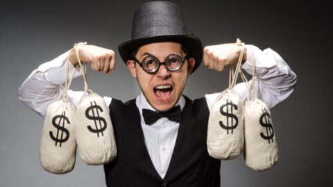 Ein Mann mit einem Geldsack, der symbolisiert, wie sich das Gehalt des Relationship Managers an der Leistung und der Kundenpartnerschaft orientiert.