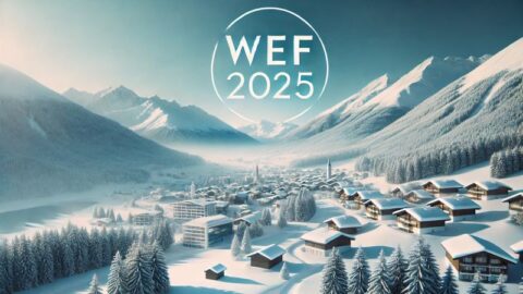 Schneebedeckte Stadt Davos mit dem Logo des WEF 2025 im Himmel, umgeben von majestätischen Bergen.