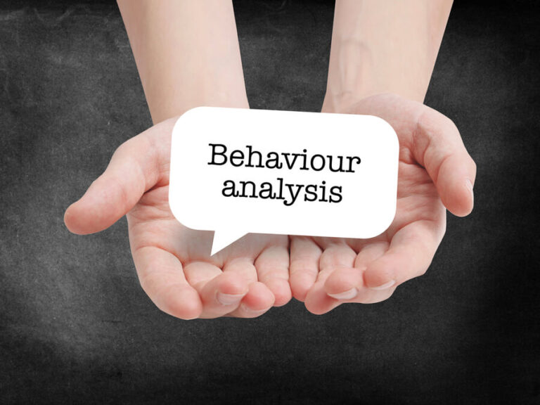 Hände, die eine Sprechblase mit der Aufschrift „Behaviour Analysis“ halten, die das Konzept der verhaltensorientierten Finanzwirtschaft in verschiedenen Kulturen darstellt.