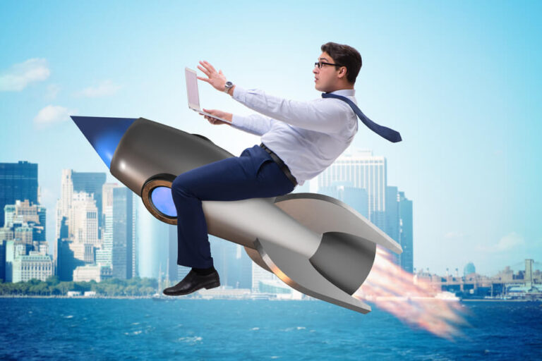 Ein Fachmann im Geschäftsanzug, der auf einer Rakete reitet, symbolisiert das schnelle Wachstum und den Erfolg beim Aufbau einer Karriere in der Vermögensverwaltung.