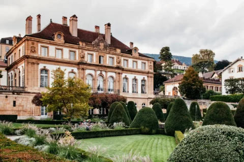 Historischer Schweizer Herrensitz und privater Gutsgarten, der die diskrete Welt der Single Family Offices in der Schweiz repräsentiert