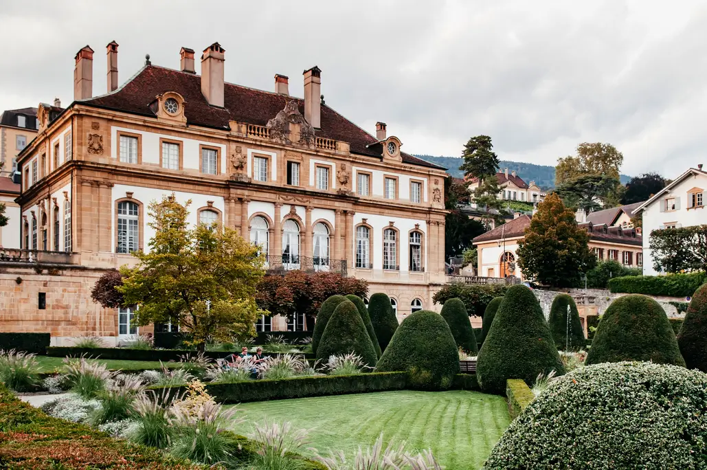 Historischer Schweizer Herrensitz und privater Gutsgarten, der die diskrete Welt der Single Family Offices in der Schweiz repräsentiert