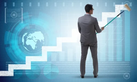 Ein Geschäftsmann im Anzug malt eine aufsteigende Treppe auf einem digitalen Finanzhintergrund, der das Wachstum des Bankensektors und die CET1-Stabilität symbolisiert.