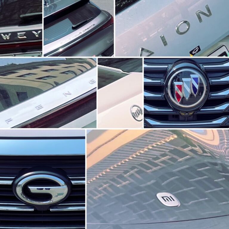 Nahaufnahme einer Collage von Logos und Plaketten chinesischer Elektrofahrzeuge (EV), darunter XPENG, AION, WEY, BYD, MI und andere, aufgenommen in Guangzhou. Bildunterschrift: