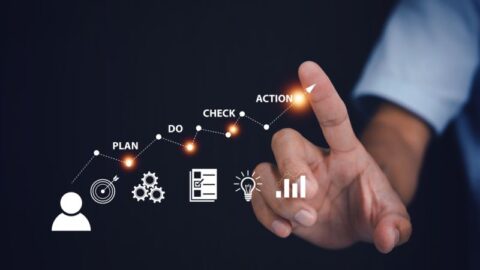 Ein Finanzberater, der Investitionsberichte prüft, symbolisiert die strategische Entscheidungsfindung und die Vorteile einer Partnerschaft mit einer EAM.