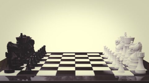Ein Schachbrett als Symbol für den intensiven Wettbewerb zwischen Privatbanken und unabhängigen Vermögensverwaltern um das finanzielle Vertrauen von UHNWIs.