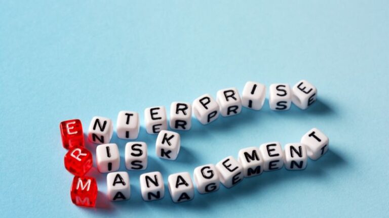 Würfel mit der Aufschrift „Enterprise Risk Management“ (ERM) als Symbol für die strategische Risikokontrolle zum Schutz Ihres Arbeitsplatzes.