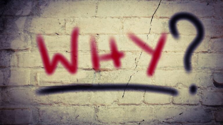 Das Graffiti „Warum?“ symbolisiert die Notwendigkeit von Transparenz bei den Ausschüttungsquoten von Vermögensverwaltern