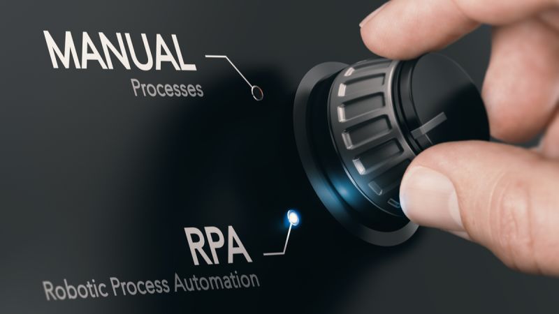 Handverstellung von manuellen Prozessen zu RPA als Symbol für den Wandel in der Vermögensberatung