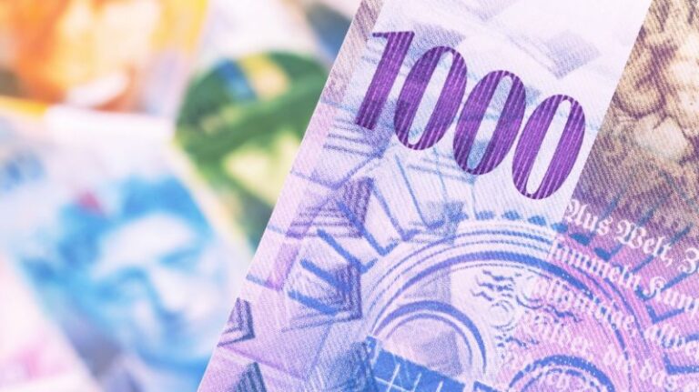 Close-up of a 1000 Swiss franc banknote representing the currency’s role as a global safe haven