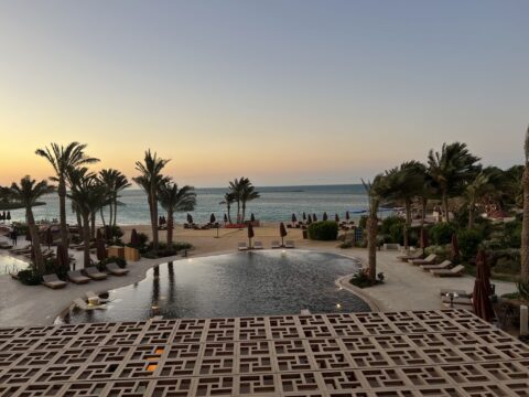 Das Sunset at El Gouna Beach Resort steht für visionäres Design und strukturiertes Leben, das die Werte der Schweizer Vermögensverwaltung widerspiegelt.