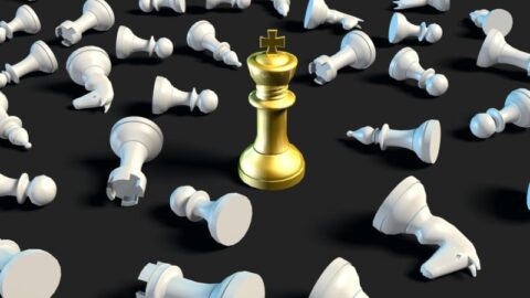 Goldener Schachkönig zwischen gefallenen weißen Figuren, Symbol für den Vorrang von Beratern vor Banken in der privaten Vermögensverwaltung