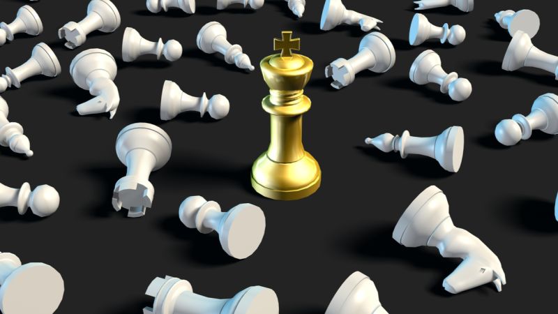 Goldener Schachkönig zwischen gefallenen weißen Figuren, Symbol für den Vorrang von Beratern vor Banken in der privaten Vermögensverwaltung