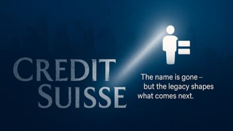 Dunkelblaues Bild mit dem verblassten Logo der Credit Suisse auf der linken Seite und dem leuchtenden Symbol einer Person auf der rechten Seite, mit dem Text: “Der Name ist weg - aber das Erbe prägt, was kommt.”