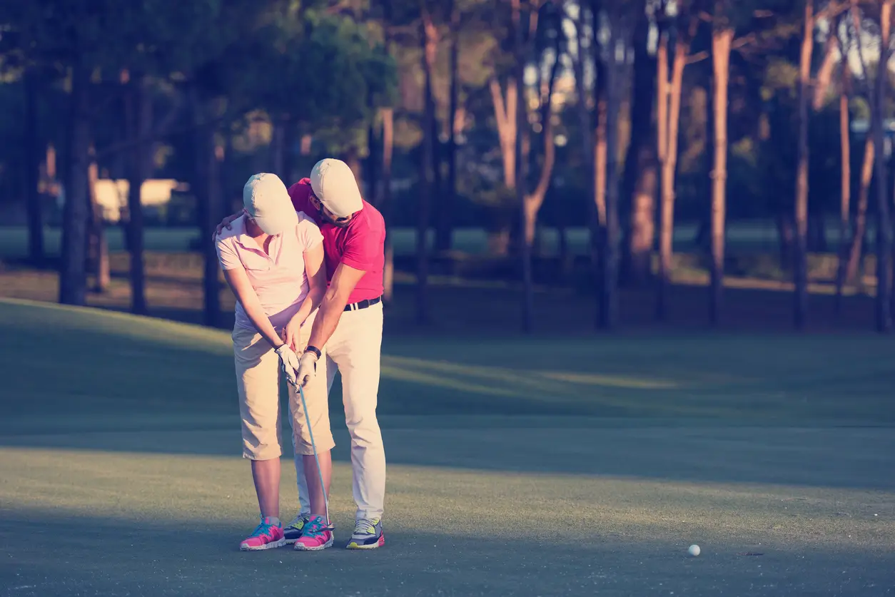 PGA-Golflehrer bringt einem Schüler in der Schweiz die Grundlagen der Platzreife bei