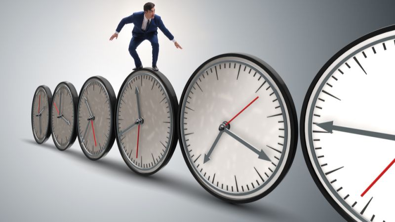 Geschäftsmann, der auf einer Uhr balanciert, als Symbol für Zeit, Druck und die Flucht vor der Bankenpolitik