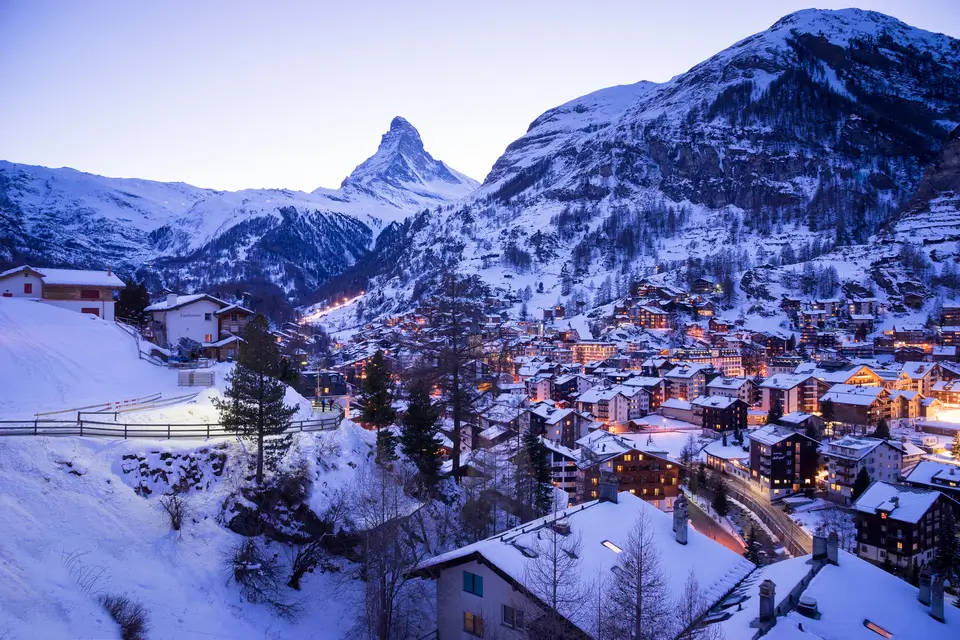 Winterliche Aussicht auf das Dorf Zermatt und das Matterhorn als Symbol für Stabilität, Wohlstand und die Wahl zwischen Private Banking und Wealth Management in der Schweiz