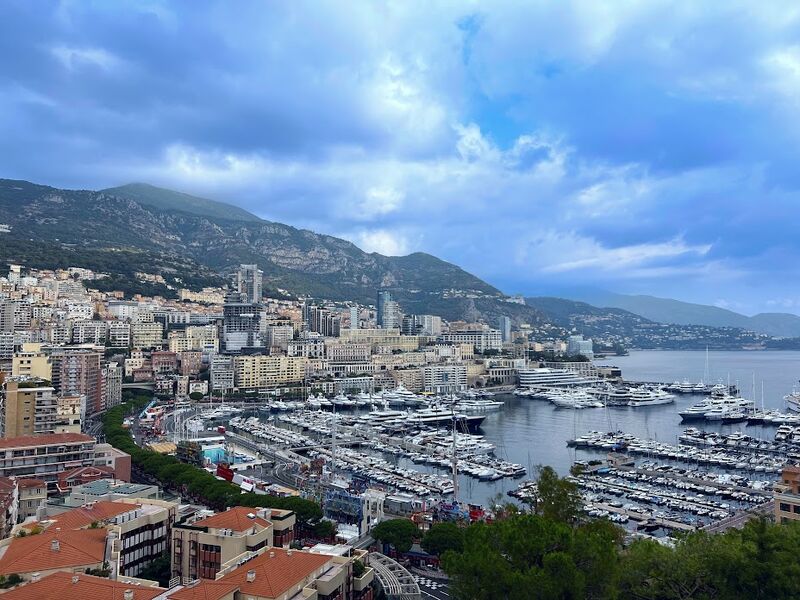 Blick auf den Jachthafen und das Stadtbild von Monaco als Symbol für Reichtum und Ordnung