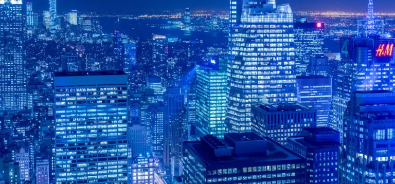Unabhängige Vermögensverwaltung in den USA - nächtliche Skyline als Symbol für treuhänderisches Wachstum, Regulierung und Unabhängigkeit der Berater