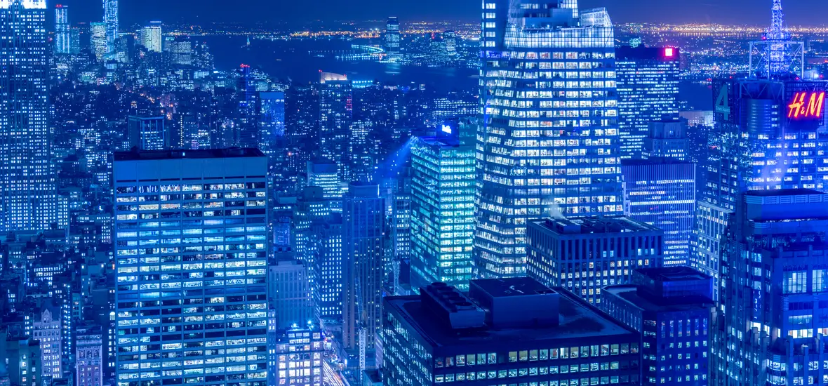 Unabhängige Vermögensverwaltung in den USA - nächtliche Skyline als Symbol für treuhänderisches Wachstum, Regulierung und Unabhängigkeit der Berater