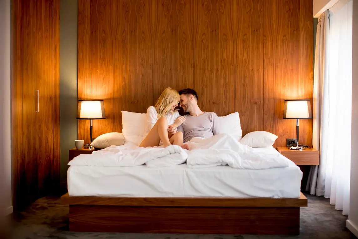 Ein Paar, das einen ruhigen Vormittag miteinander verbringt, symbolisiert Vertrauen und Zuverlässigkeit in der Partnerschaft