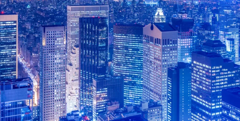 Strategische Dynamik der unabhängigen Vermögensverwaltung in den USA - Skyline des Finanzdistrikts als Symbol für das Wachstum der Treuhand- und Beratungsbranche
