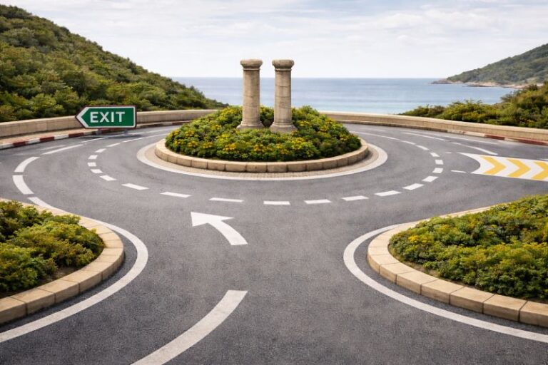 Kreisverkehr an der Küste Zyperns mit Blick aufs Meer, Steinsäulen in der Mitte und einem “Exit”-Verkehrsschild, das Wahlmöglichkeiten und Richtung symbolisiert.
