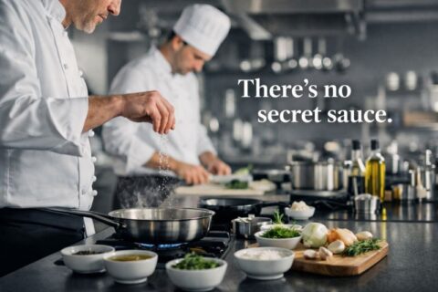 Chefköche in einer Profiküche mit den Worten „Es gibt keine Geheimsoße“, die Erfahrung im Vermögensmanagement und Private Banking symbolisieren