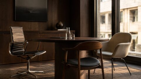 External asset manager, private bank or family office: three different chairs around a meeting table